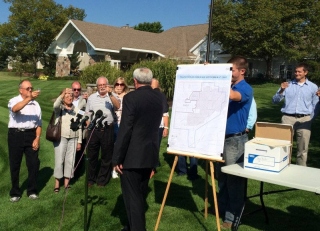 2015/09/17: Residents toast Mayor Henry