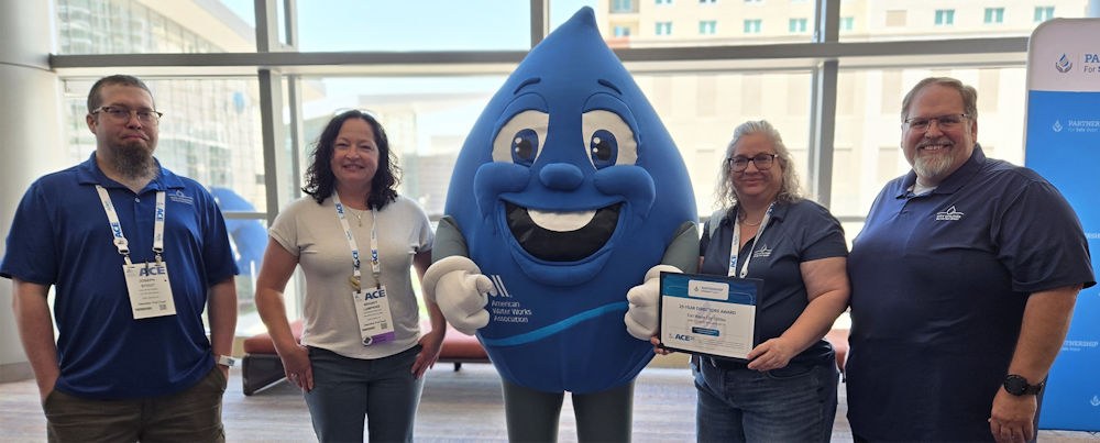 Fort Wayne City Utilities crew accepts  Partnership for Safe Water 25-Year Directors Award