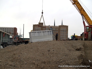 2009/04/13: Preparing to unload the ticket booth