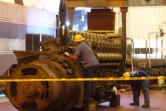 2009/08/06: Workers securing 30‐ton diesel engine