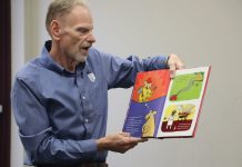 New Haven Mayor Steve McMichael hosts Storytime at ACPL New Haven Library Branch